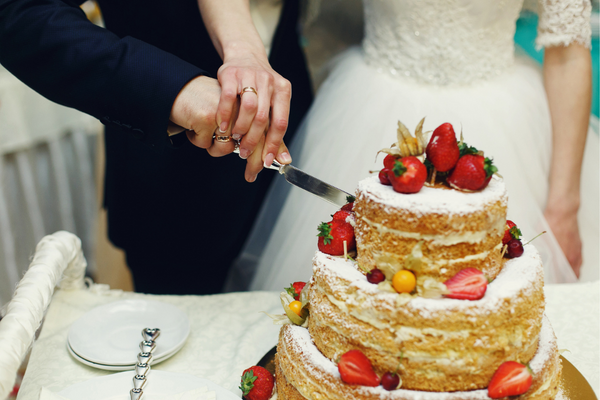 Gâteau de mariage : pièce montée traditionnelle ou alternatives originales ?