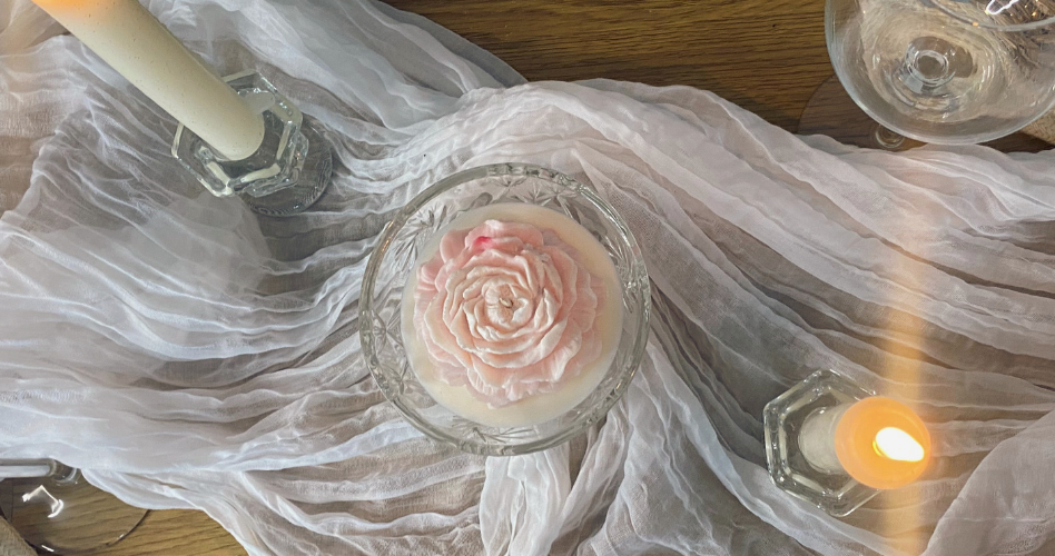 Sublimez votre table de mariage avec des bougies artisanales et des gourmandises de la ruche