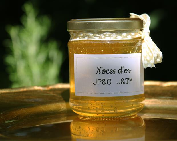 cadeau d'invité avec du miel et des paillettes en or pour des noces d'or
