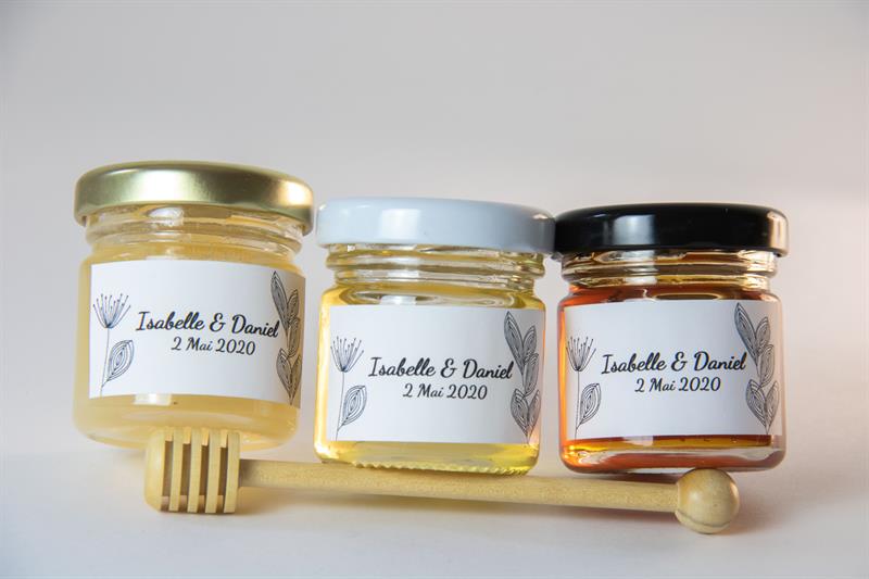 trio de petits pots de miel comme cadeaux d'invités mariage et cuillère à miel