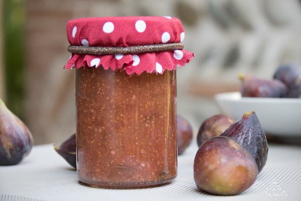 recette de la confiture de figues au miel, noisettes et vanille- présentation d'un pot de confiture