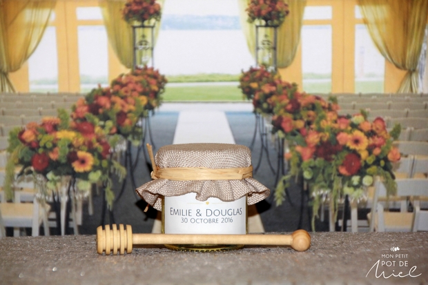 le couvercle en tissu pour décorer votre petit pot de miel pour un cadeau d'invité unique