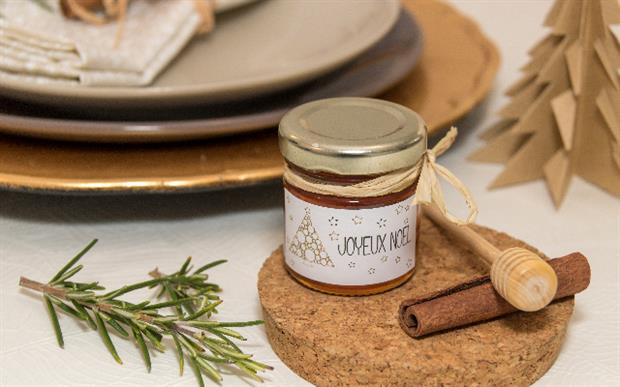 décorer sa table de Noël et offrez des petits pots de miel avec une étiquette personnalisée