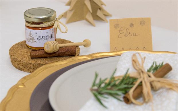 Décorer sa table de Noël avec des petits pots de miel à offrir