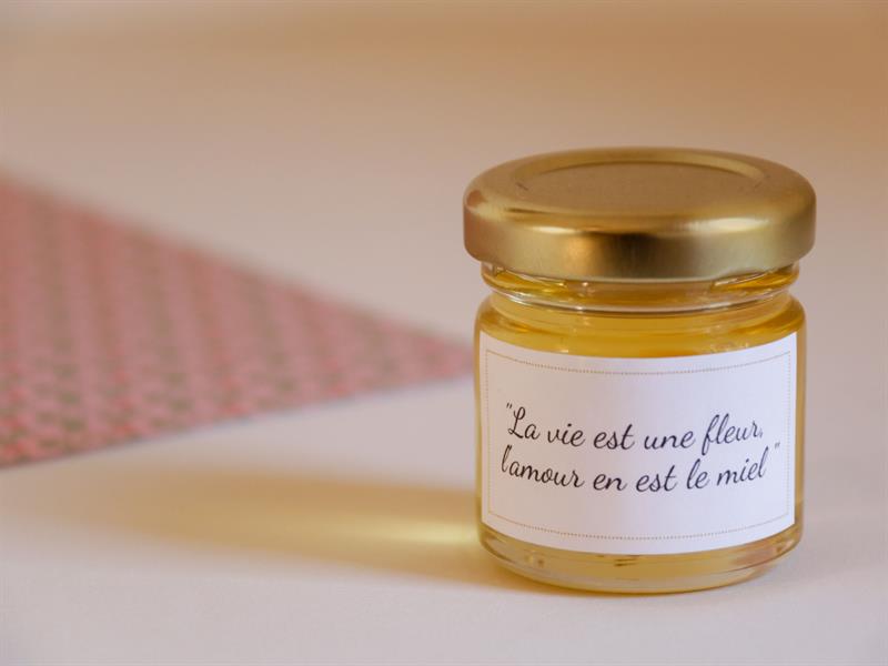 Un message personnalisé sur un cadeau d'invité du miel