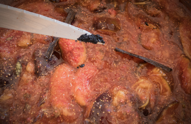 préparation de la confiture de figues au miel, noisettes et vanille sur pointe d'un couteau