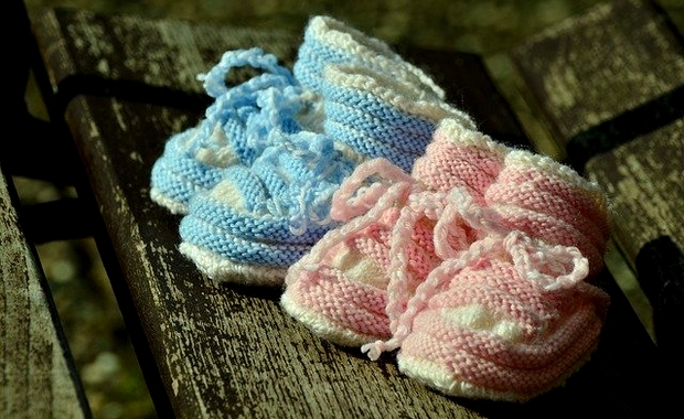 chaussons roses ou bleus