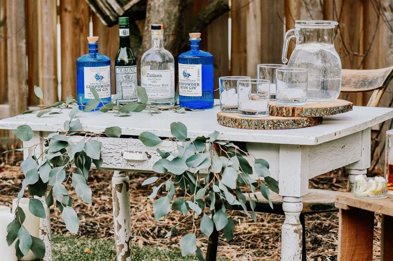 un bar en plein air esprit guingette pour un mariage vintage
