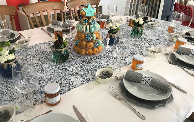 table de premiere communion avec cadeau invite