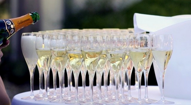 traiteur servant du champagne