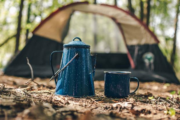 feter son anniversaire dans la forêt en bivouac
