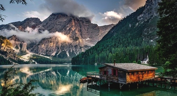 gîte au bord d'un lac de montagne