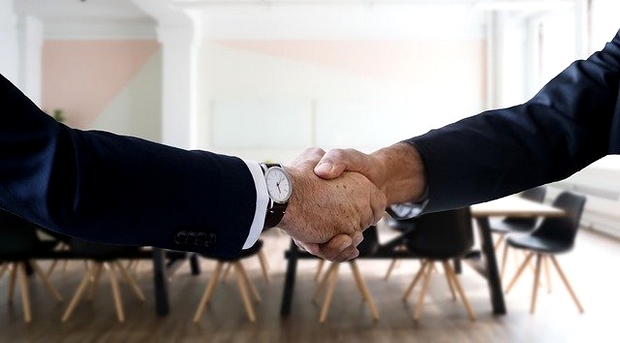 relation professionnelle et serrage de mains