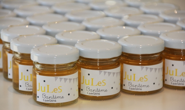 Offrez des petits cadeaux d'invités pour un baptême : des petits pots de miel personnalisables