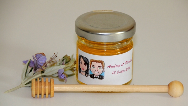 idée cadeau d'invité pour un mariage : des petits pots de miel personnalisés
