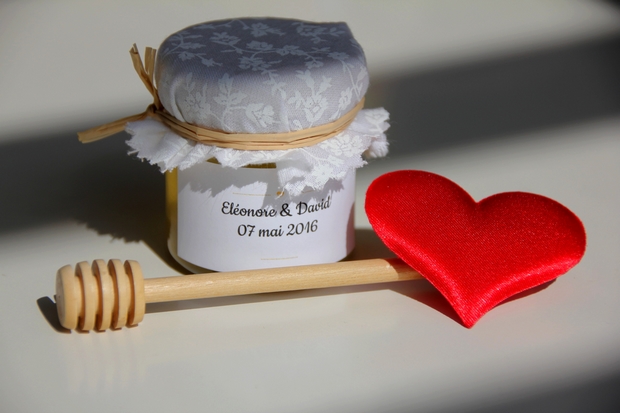 le couvercle en tissu pour décorer votre petit pot de miel pour un cadeau d'invité unique