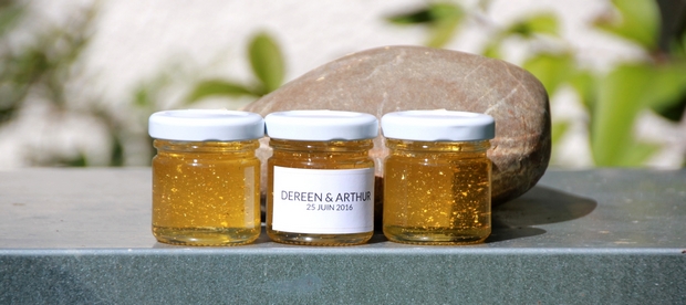 du miel avec des paillettes en or pour un cadeau d'invité éblouissant