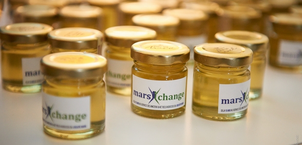 un petit pot de miel personnalisé comme cadeau d'entreprise ou cadeau d'affaires
