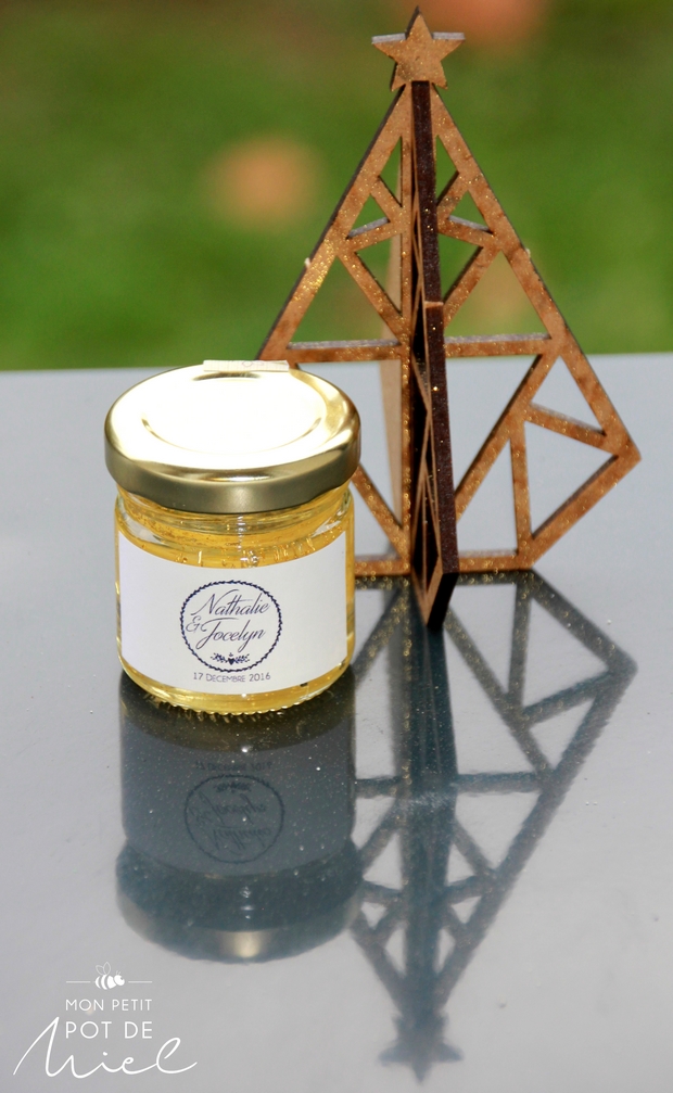 idée cadeau d'invité pour un mariage : des petits pots de miel personnalisés