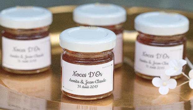 des petits pots de miel avec une étiquette personnalisée à offrir à vos invités