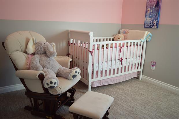 chambre de bébé avec petit lit et grosse peluche