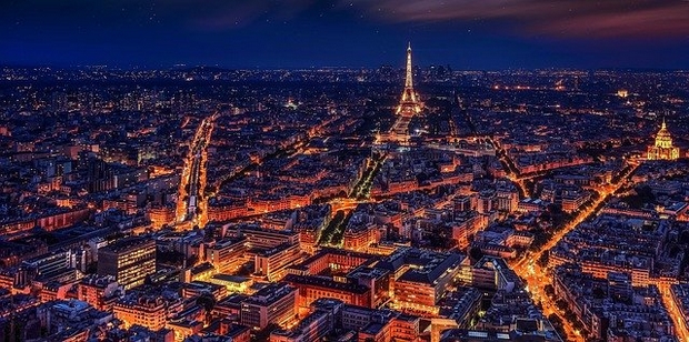Paris la nuit vue du ciel