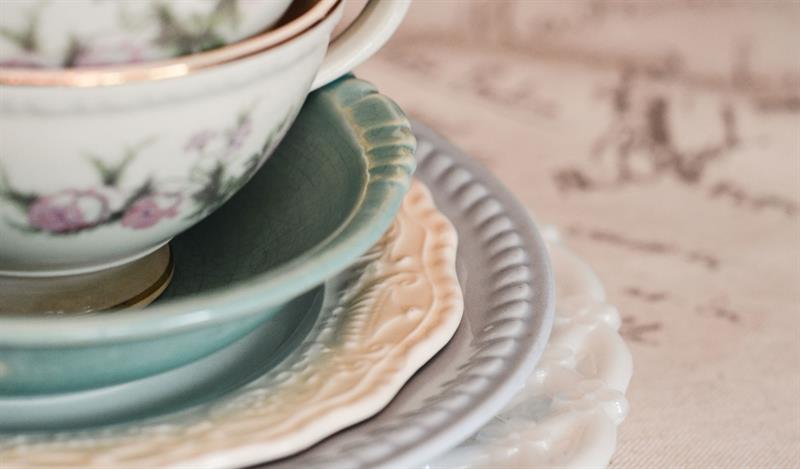 de la vaiselle déparreillée pour décorer son mariage esprit vintage