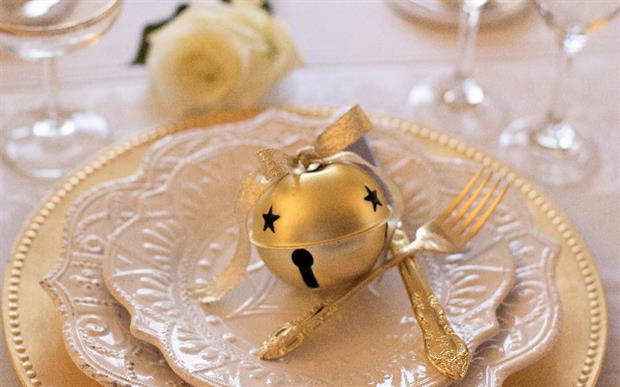 décorer sa table de Noël en utilisant d'anciennes déco plutôt que d'acheter encore