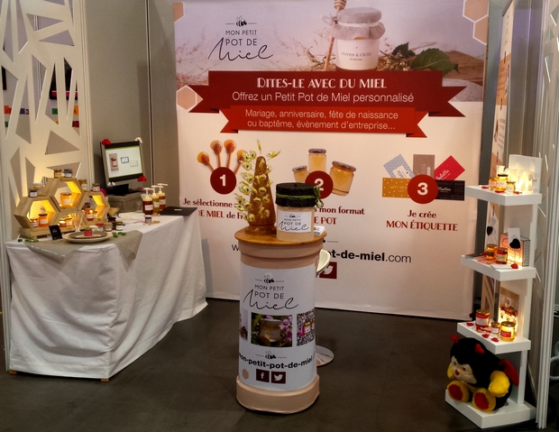 le Stand de Mon Petit Pot de Miel au salon du mariage : Créateur de cadeaux d'invités personnalisés à base de miel 100% made in France